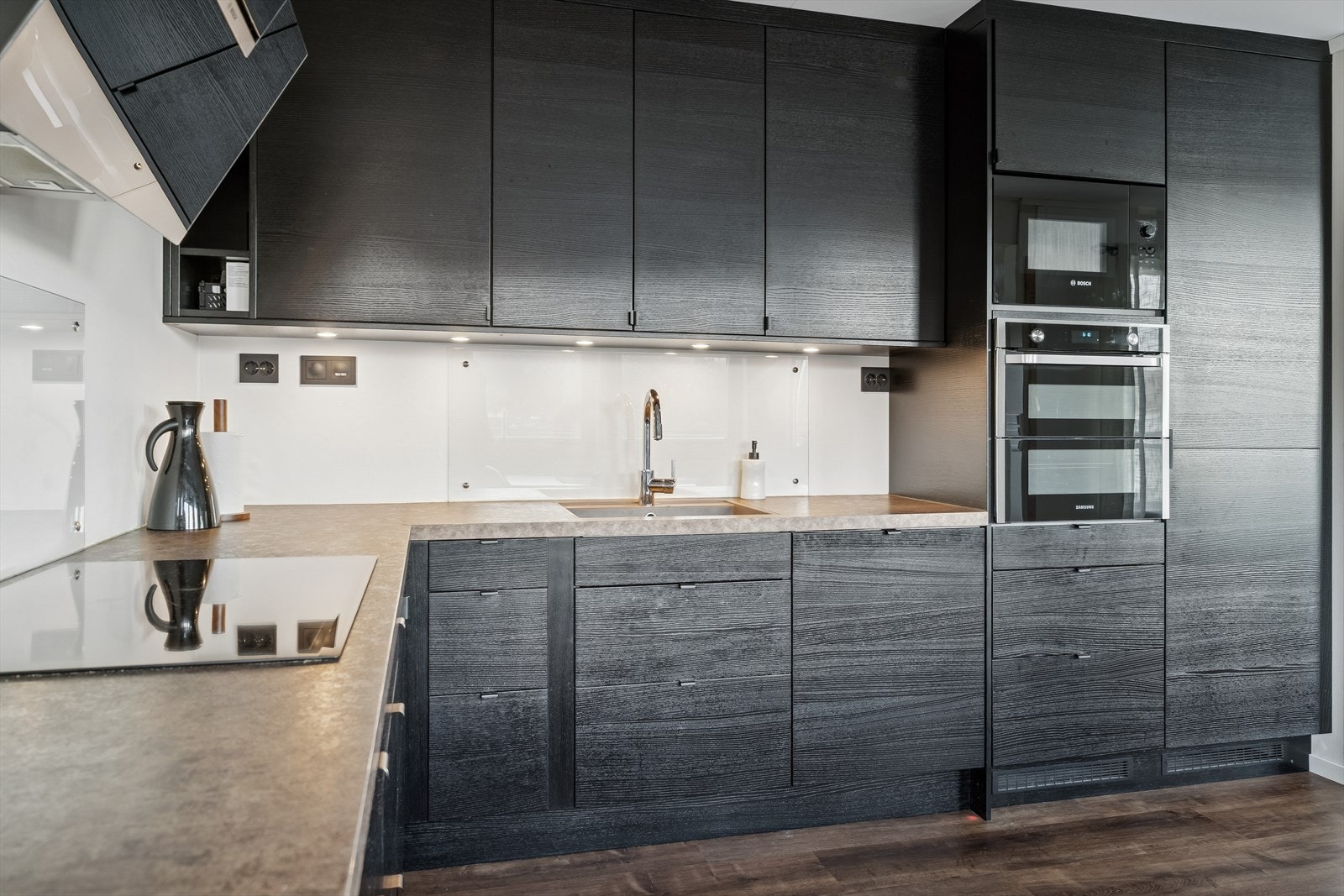 Det er kjøleskap, komfyr, induksjonstopp, micro, stekeovn, vannstoppsystem og komfyrvakt. Hvitevarer er integrerte. Galleribilde