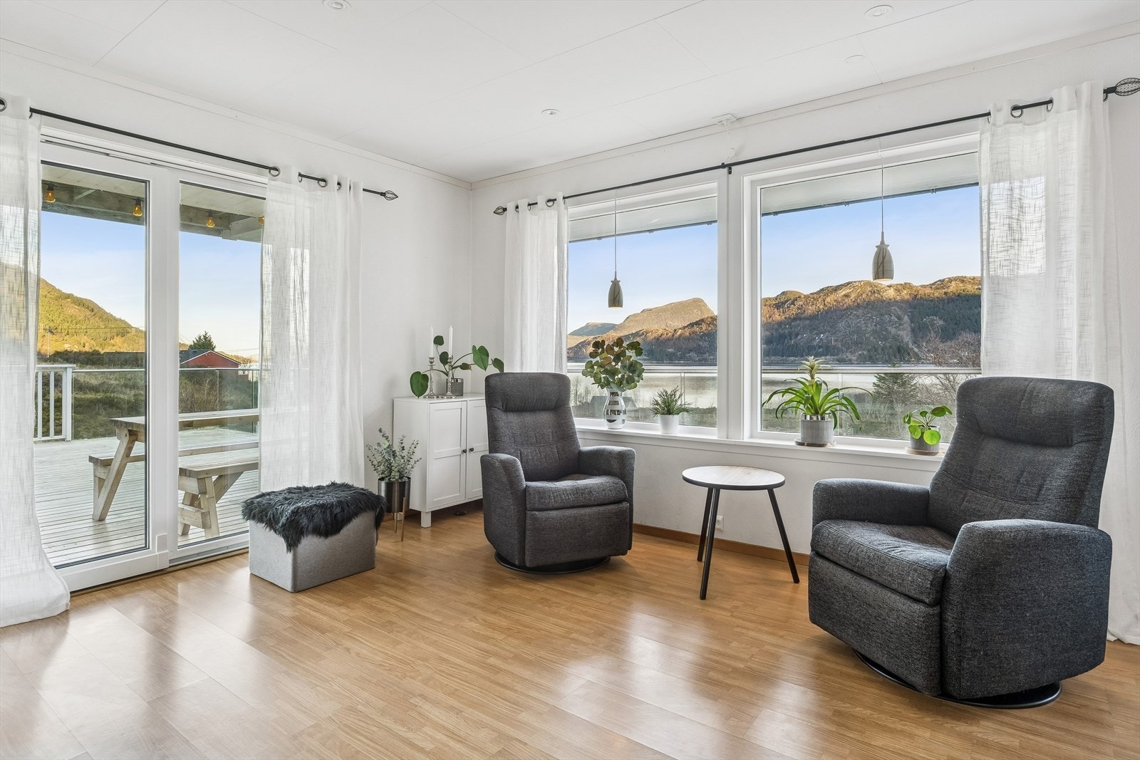 Store vindusflater slipper inn godt med naturlig lys Galleribilde