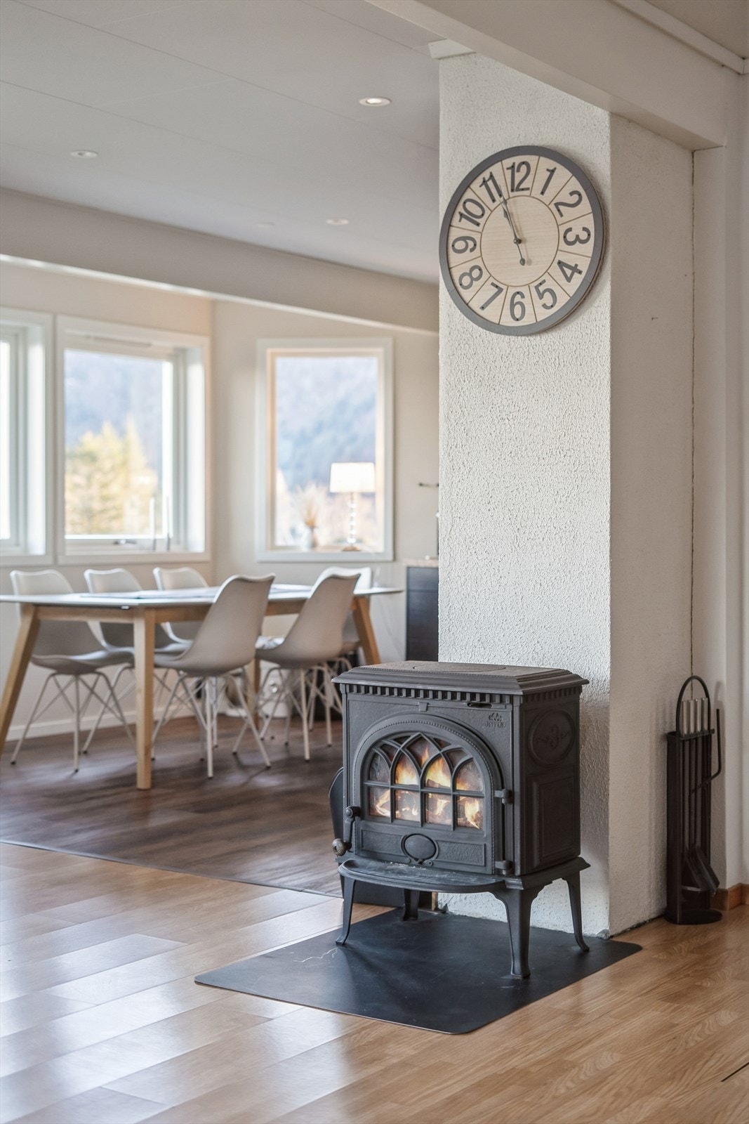 Peisovn i stuen. Nytt rør i pipen i 1013 etter pipebrann Galleribilde