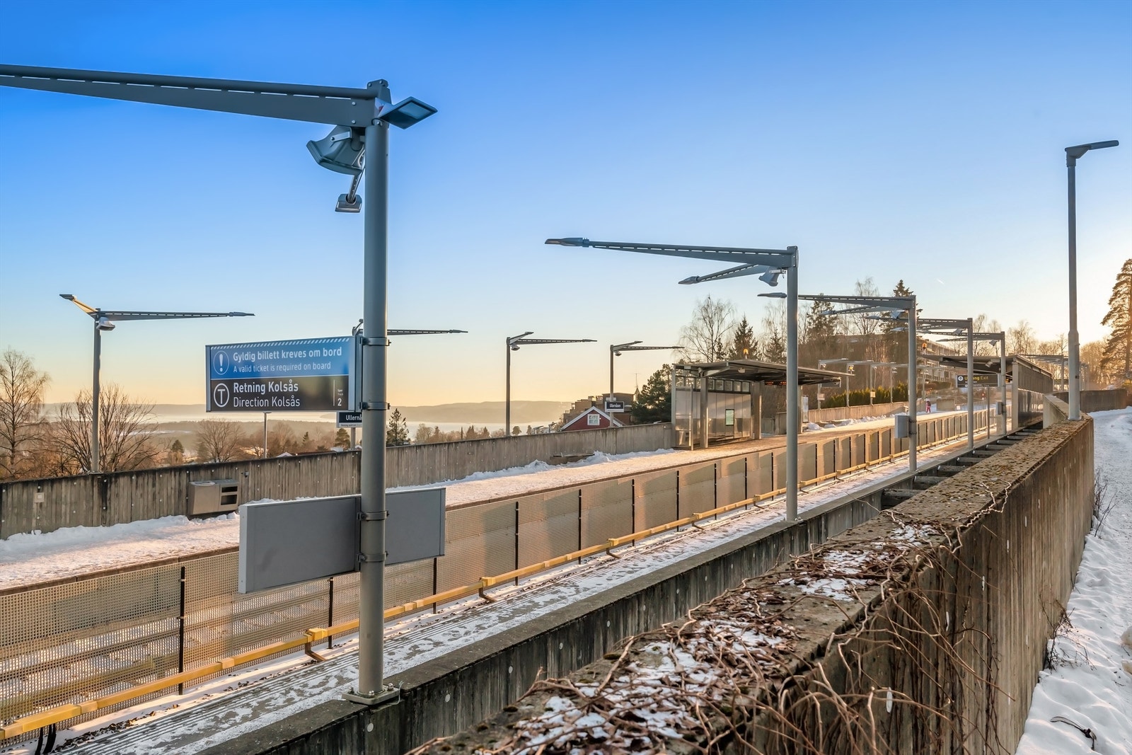 T-banestasjon rett utenfor som tar deg inn til Oslo sentrum på noen få minutter. T-banen går også retning Bærum Galleribilde