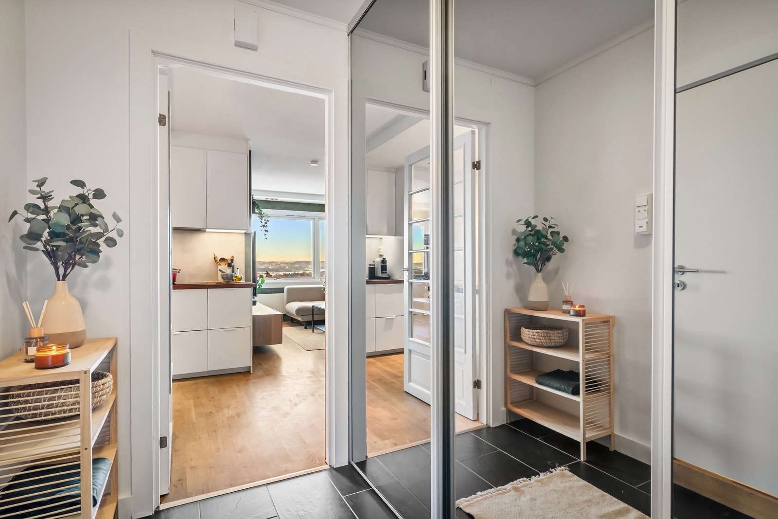 Entrè med fliser på gulv. Integrerte og plassbesparende garderobeløsninger Galleribilde