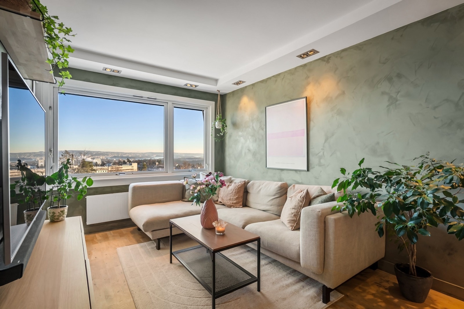 Stuen har god plass til både sofagruppe, spisebord og vitrineskap. Flott utsikt utover Oslo by og fjord Galleribilde