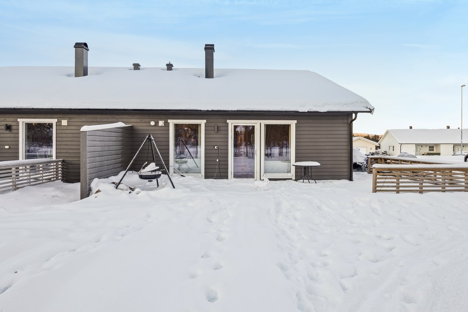 Boligen strekker seg over ett plan, og har en god planløsning fordelt på et internt bruksareal på 90 m². Galleribilde