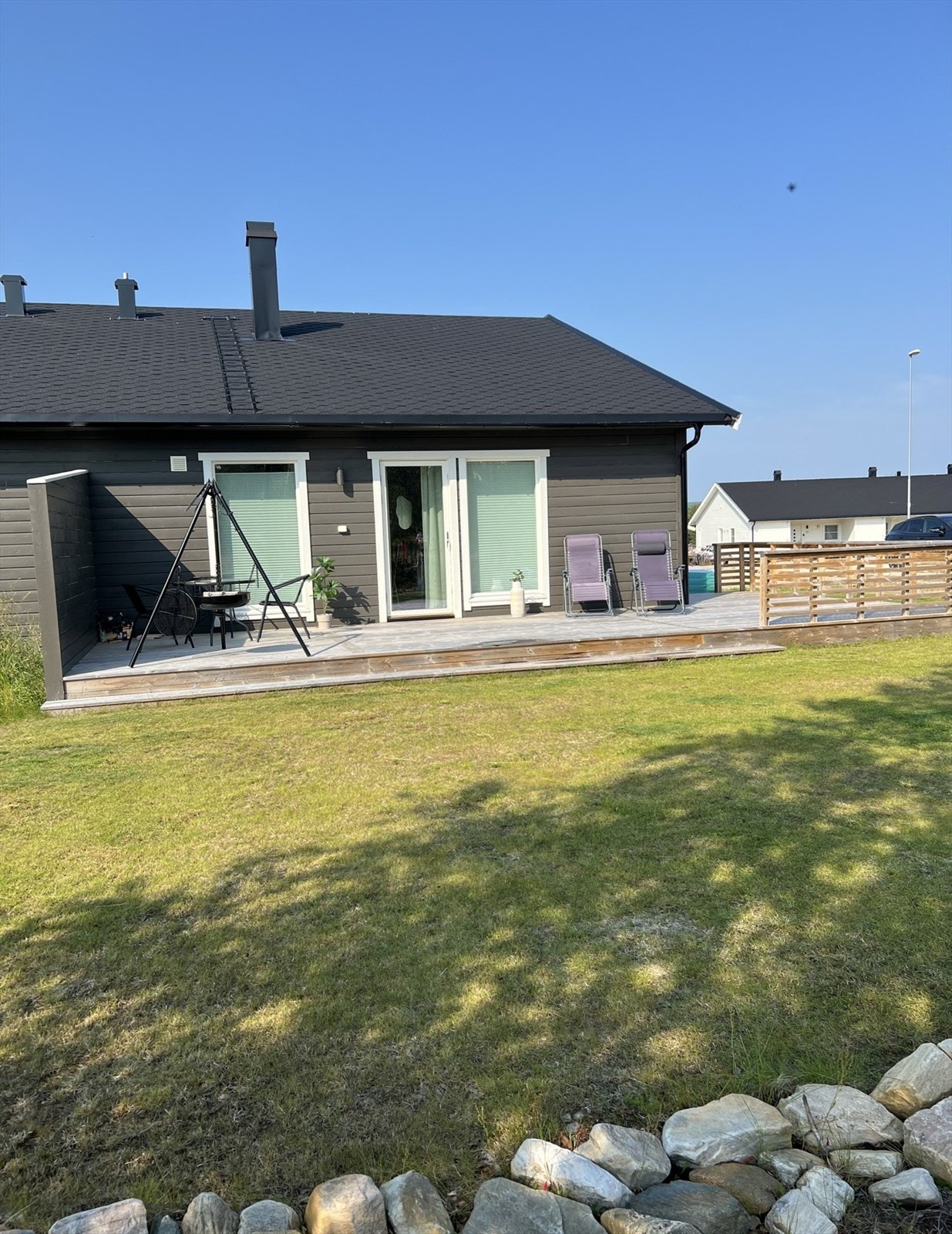 Tomten er bl.a. opparbeidet med gode plenarealer. Bilde tatt av selger. Galleribilde