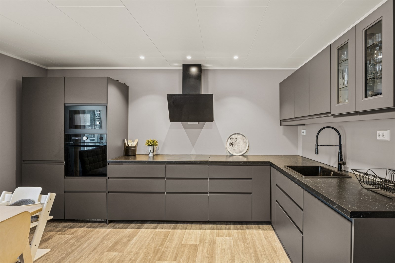 Innredningen er montert i en L-form, noe som gjør kjøkkenet svært bruksvennlig samtidig som det gir svært godt med skap- og benkeplass. Galleribilde