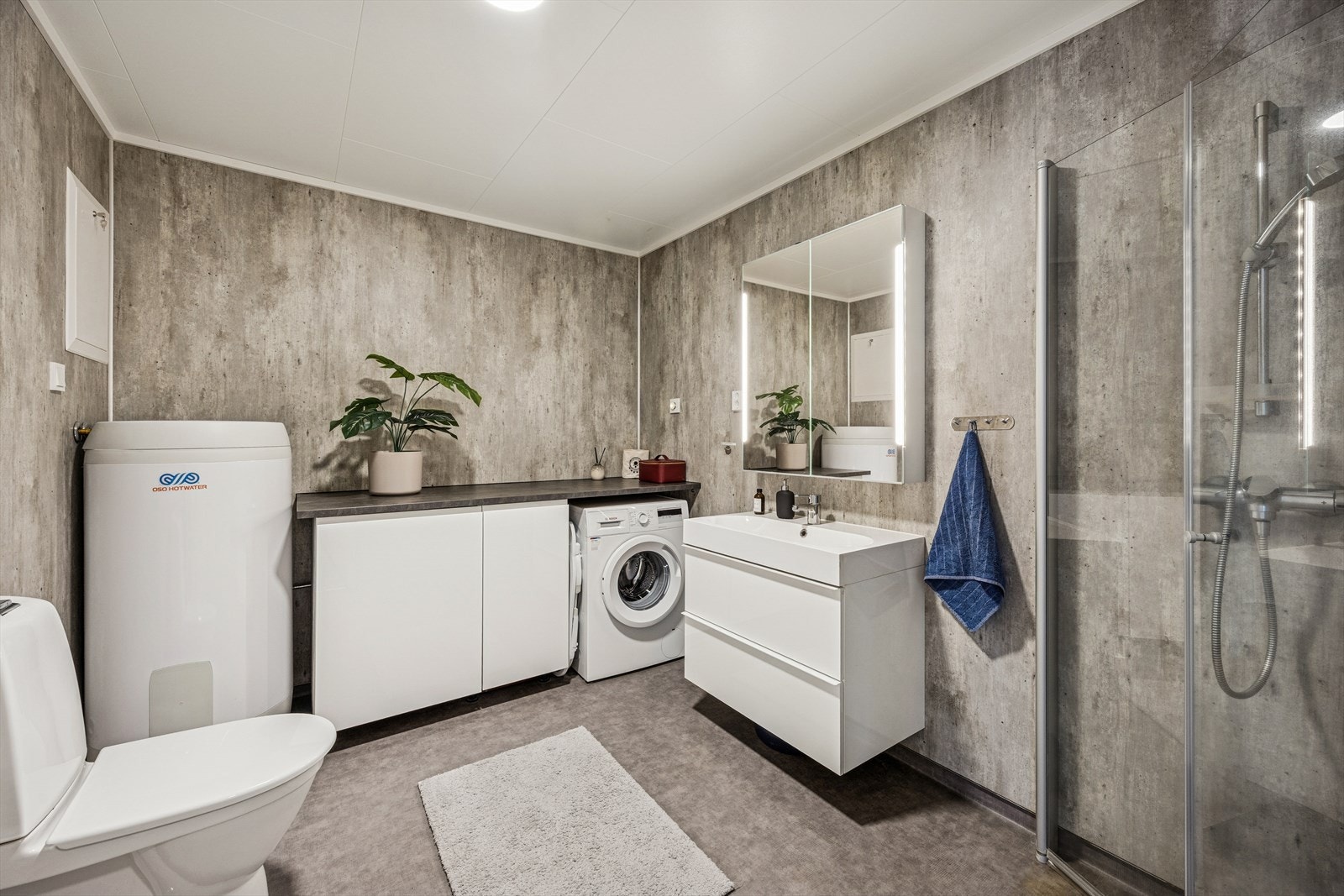 Badet/vaskerommet er fra 2022 og har vinylbelegg med elektriske varmekabler på gulvet og praktisk baderomsplater på veggene. Galleribilde