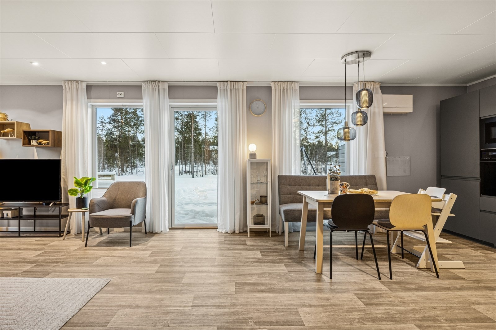 Godt med naturlig lysinnslipp gjennom store vindusflater. Galleribilde