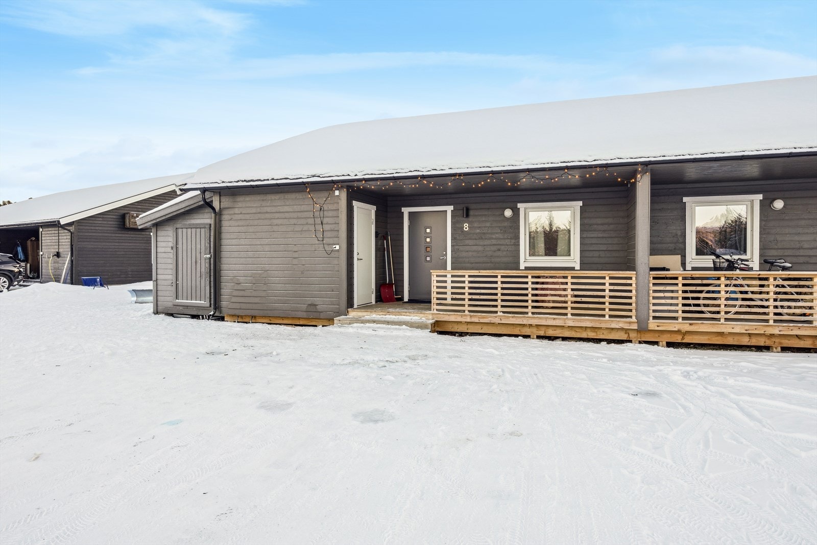 Overbygd inngangsparti. To utvendige sportsboder. Galleribilde