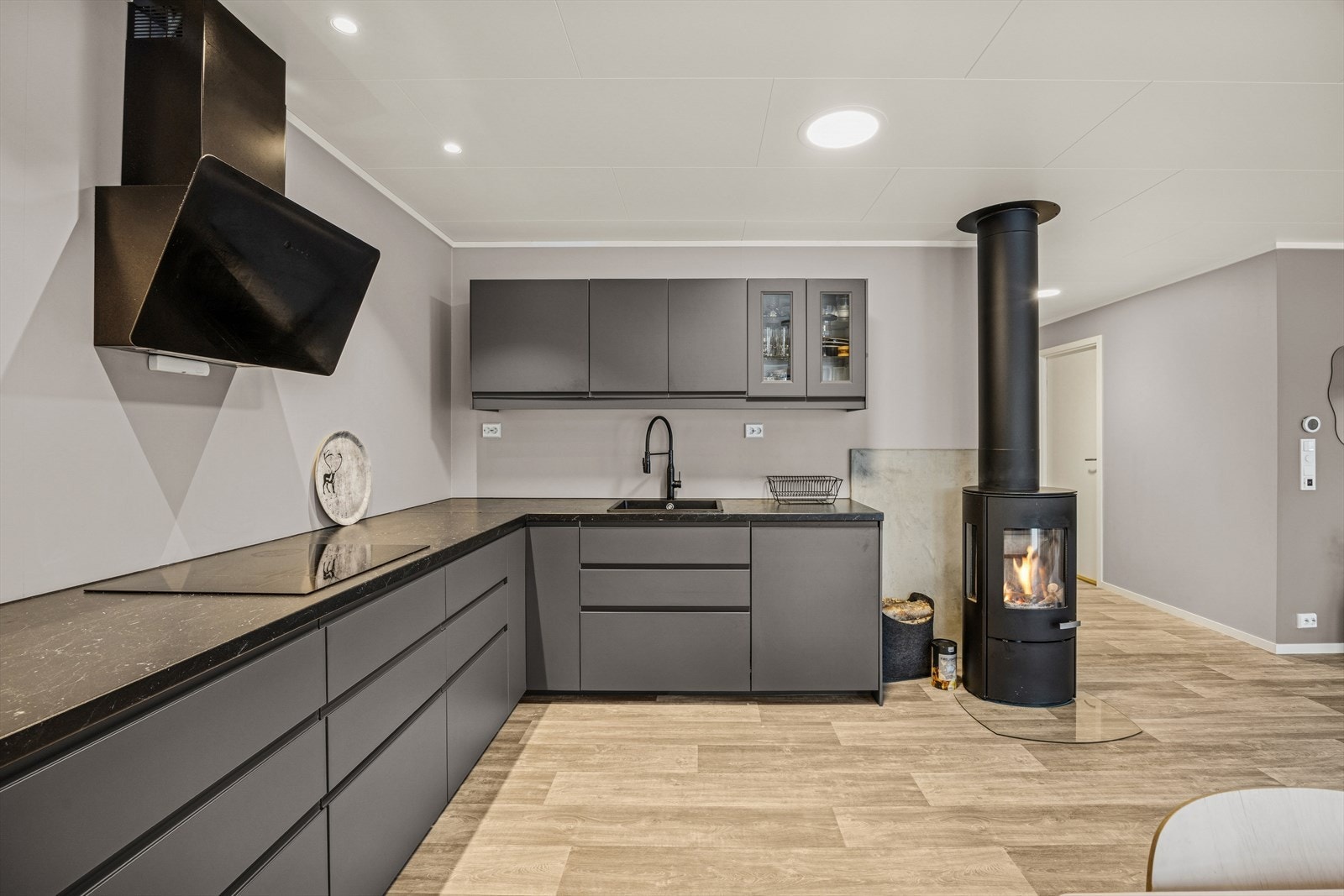 Det er montert en peisovn i rommet, som tilfører lun, god varme - godt å ha på kjølige dager! Galleribilde