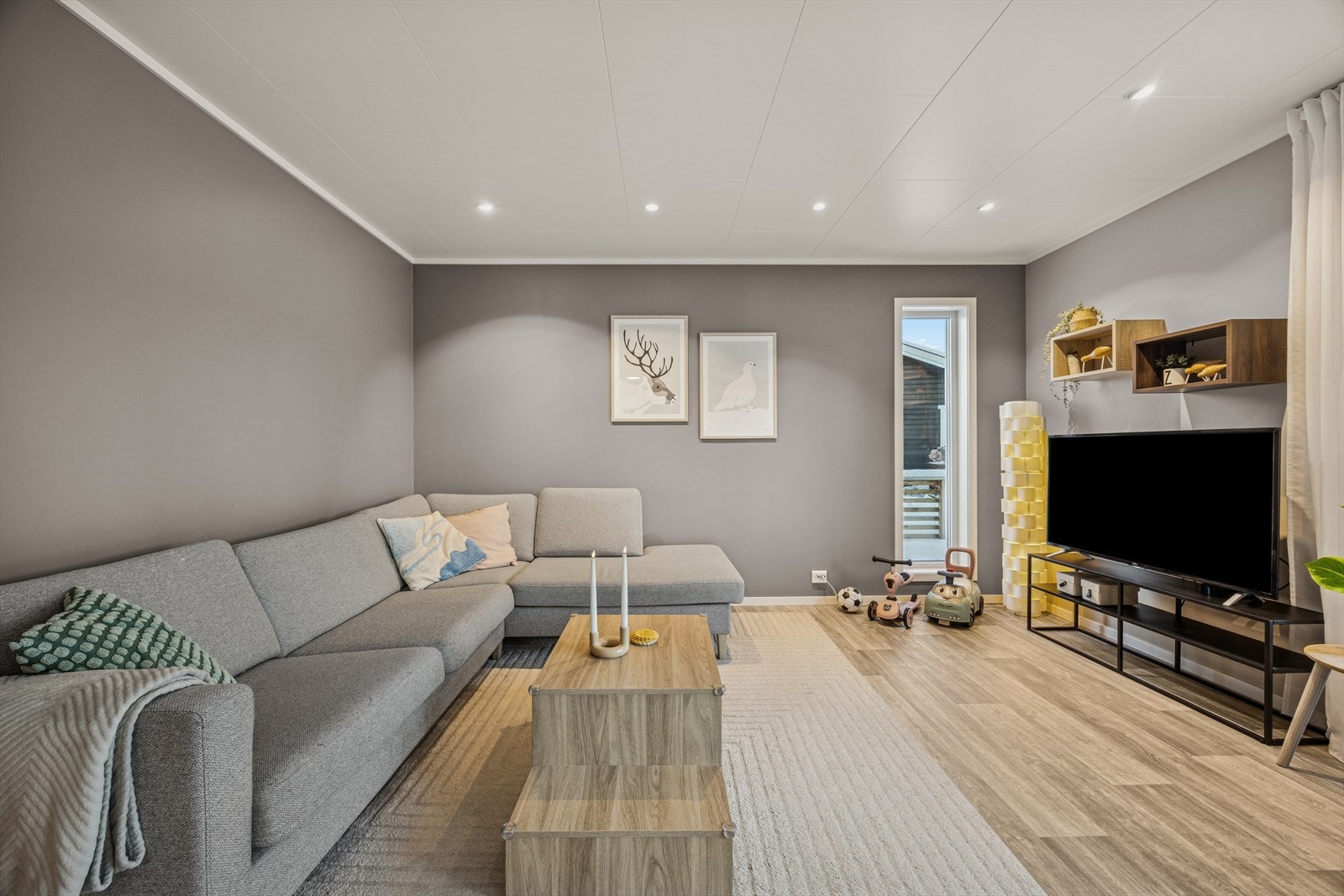 Oppgradert med bl.a. spotter, skyvedørsskap i gang mm. Galleribilde