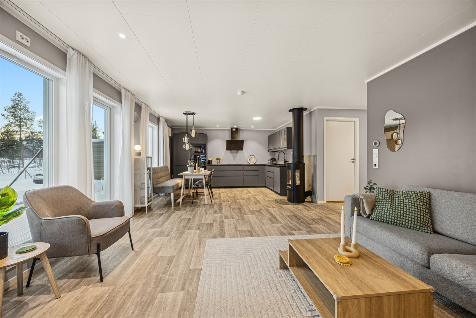 Stue/kjøkken ligger i åpen planløsning og utgjør tilsammen et sosialt allrom. Galleribilde