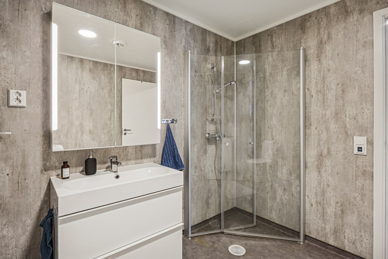 Servantinnredning speilskap m/integrert belysning, toalett, dusjhjørne m/innfellbare dusjvegger, vv-bereder og opplegg for vaskemaskin. Galleribilde