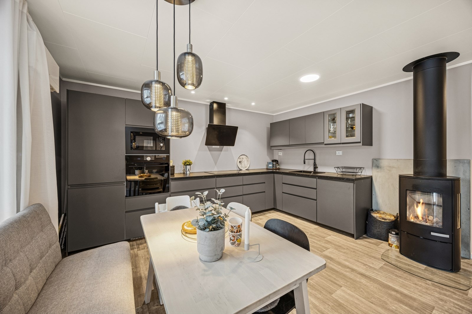 Vedr. hvitevarer se pkt. "løsøre og tilbehør" i salgsoppgaven. Galleribilde