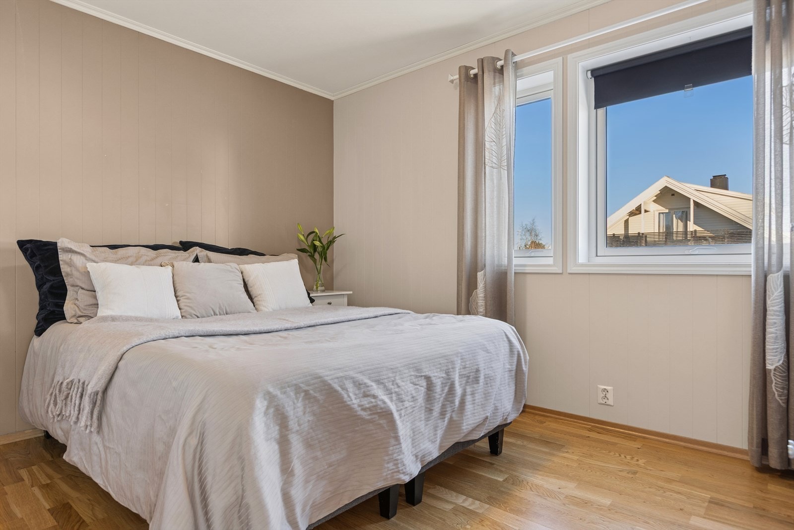 Hovedsoverommet ligger i andre etasje og har god plass til alle nødvendigheter på et soveværelse med sine 11,5 m². Galleribilde