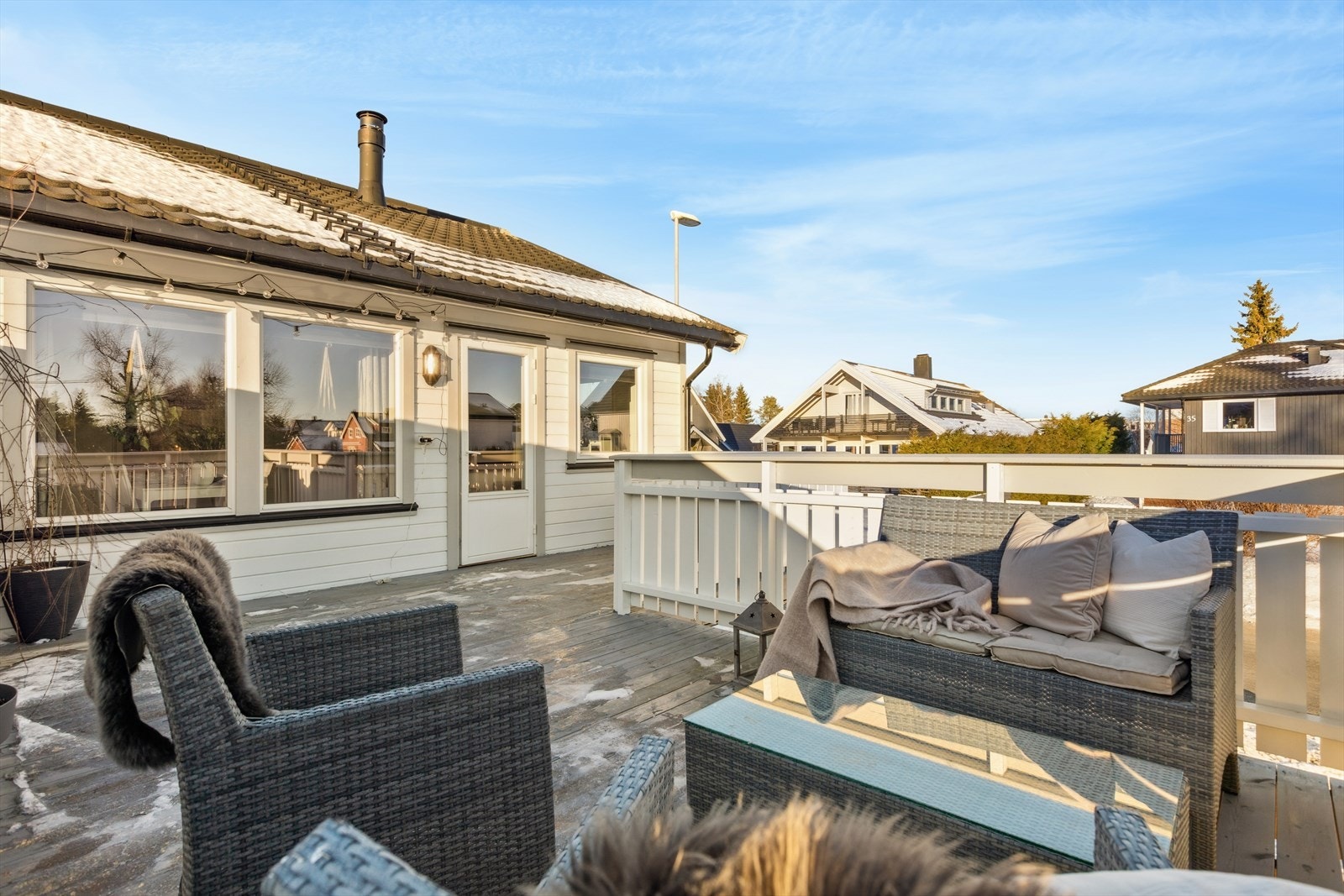 Verandaen ble i 2022 utvidet til 26 m² og har sol på dag og ettermiddag. Galleribilde