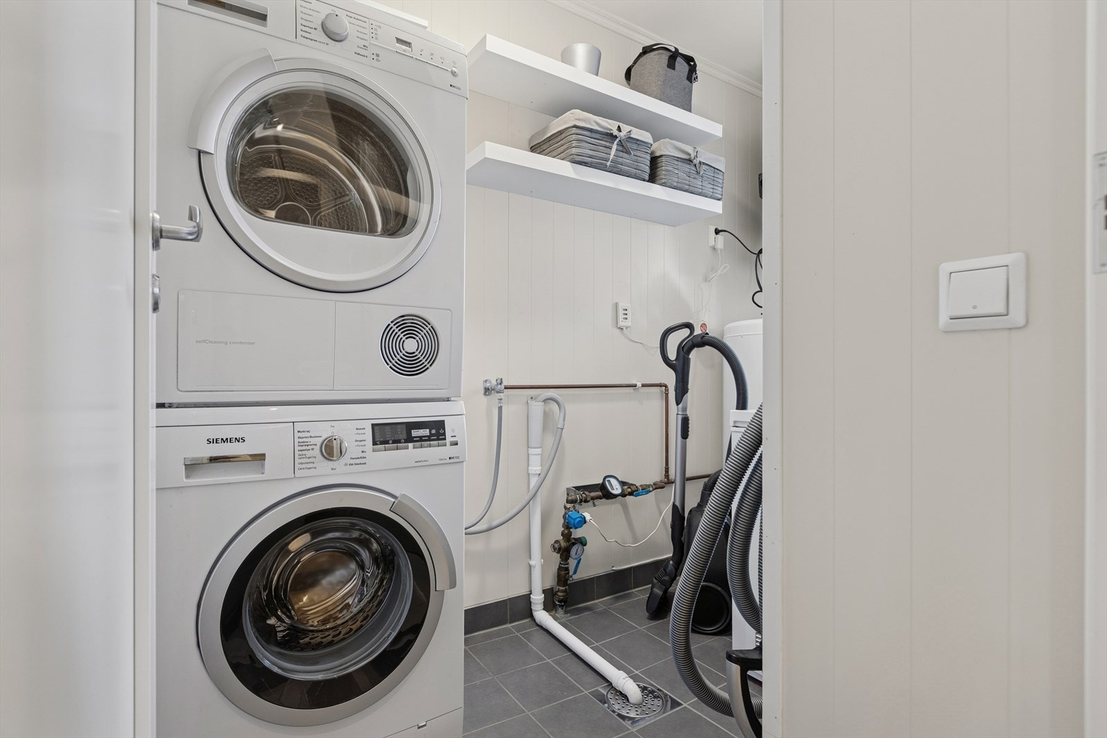 Flislagt vaskerom/teknisk rom i tilknytning til entréen. Galleribilde