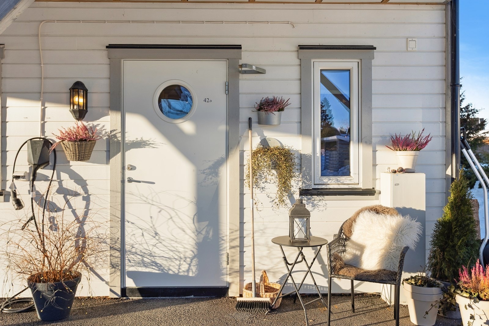 Overbygd inngangsparti med elbil-lader i tilknytning til carporten. Galleribilde