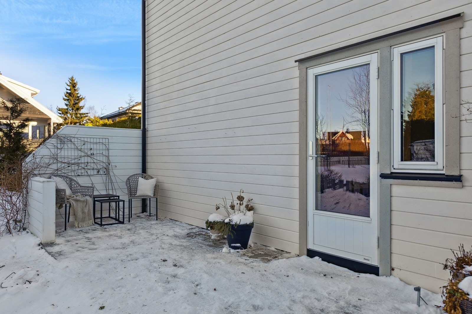 Terrassen er nordvest-vendt og har sol fra ca 16:00 i sommerhalvåret. Galleribilde