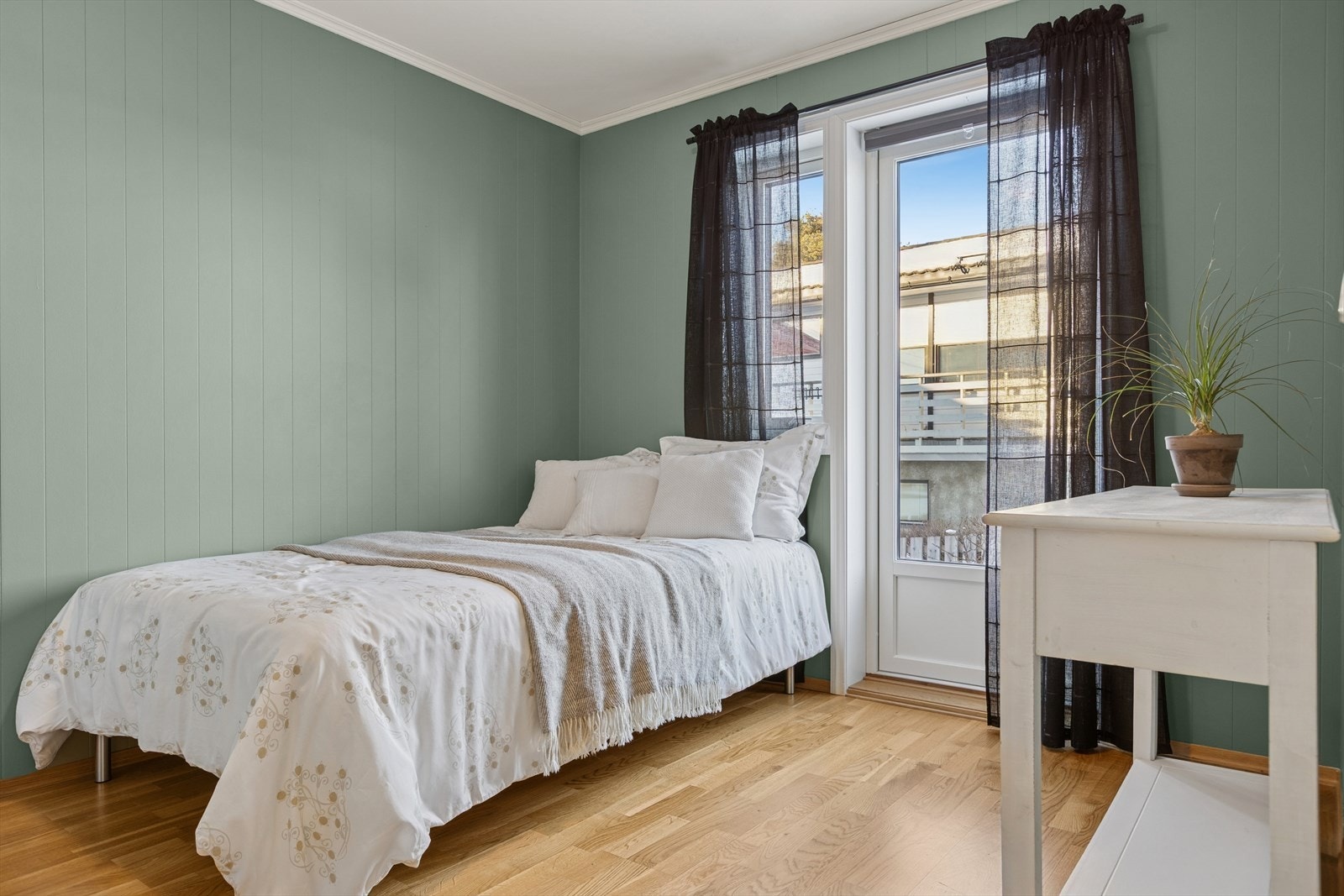 De andre soverommene ligger i første etasje. Dette måler 9,6 m² og har utgang til terrasse på baksiden. Galleribilde