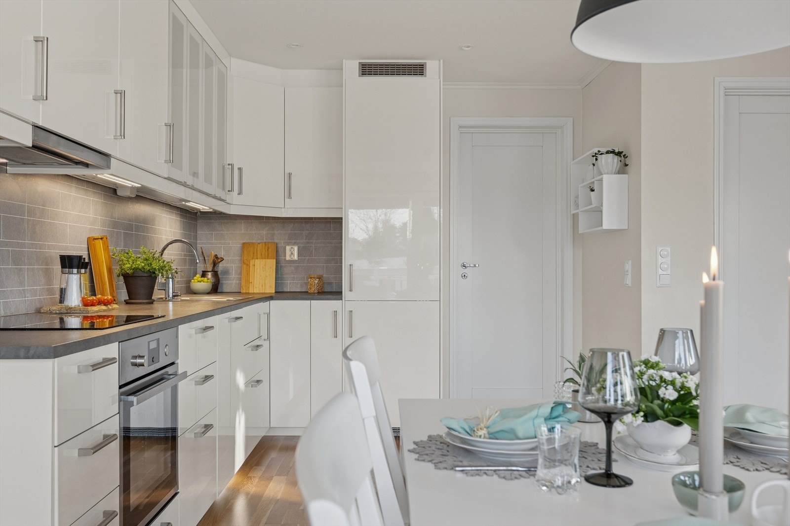 Integrerte hvitevarer på kjøkkenet medfølger handelen. Dette inkluderer heldekkende kjøleskap, stekeovn, oppvaskmaskin og platetopp med ventilator. Galleribilde