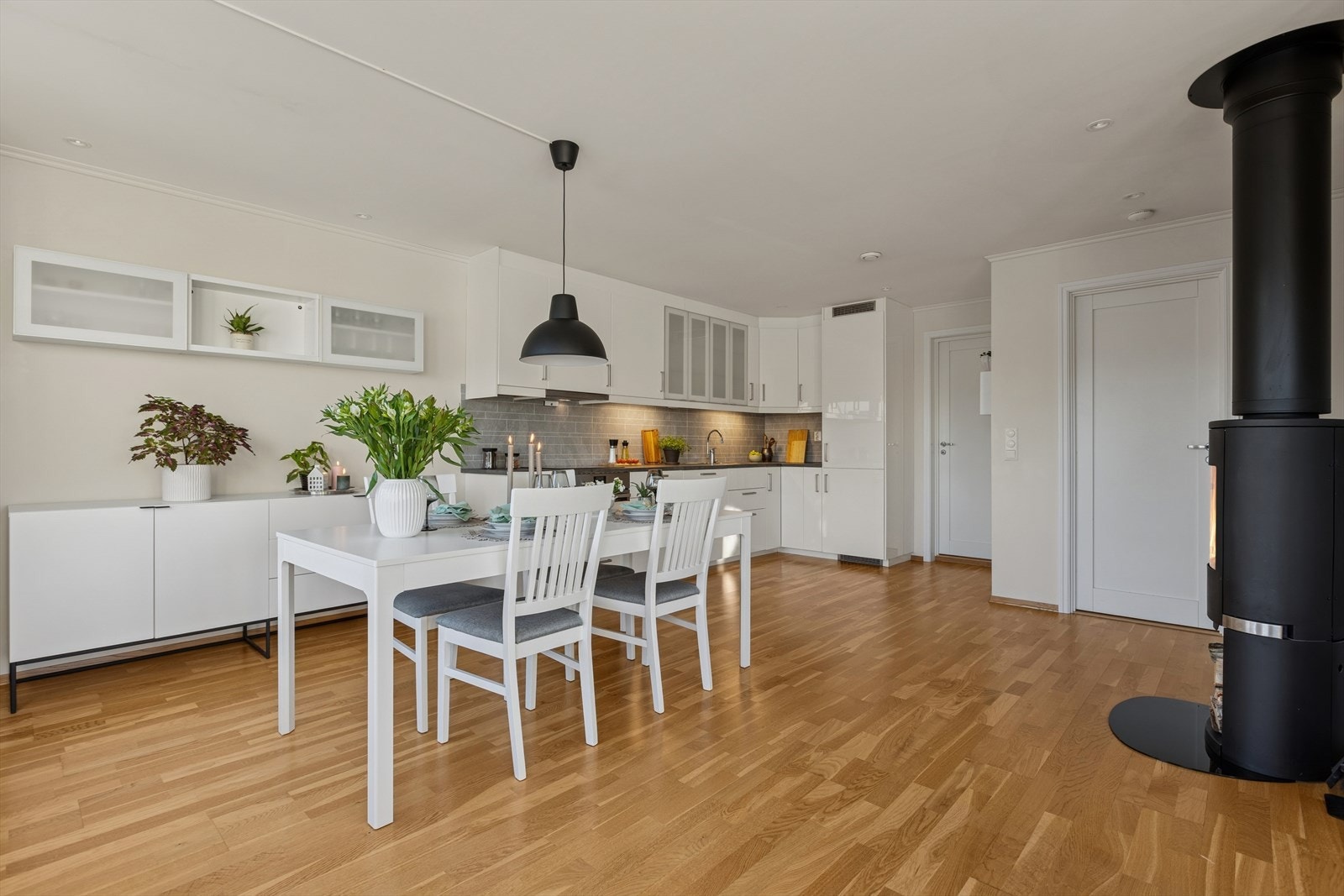 Boligen tilbyr rikelig med lagringsplass på loft og i utendørs sportsbod på ca 5 m². Galleribilde