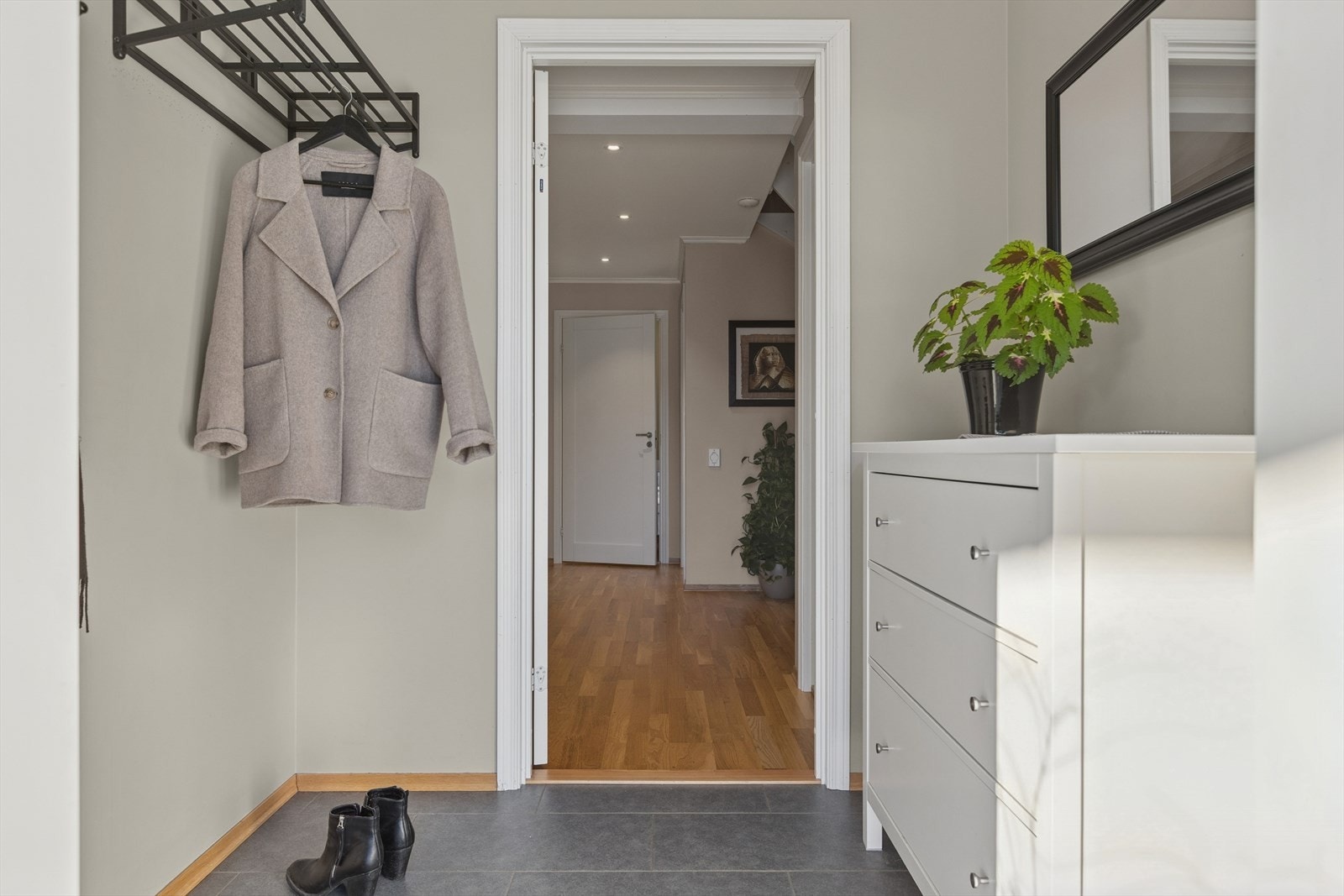 Velkommen inn! Flislagt vindfang med gulvvarme og god plass til oppbevaring av yttertøy. Galleribilde