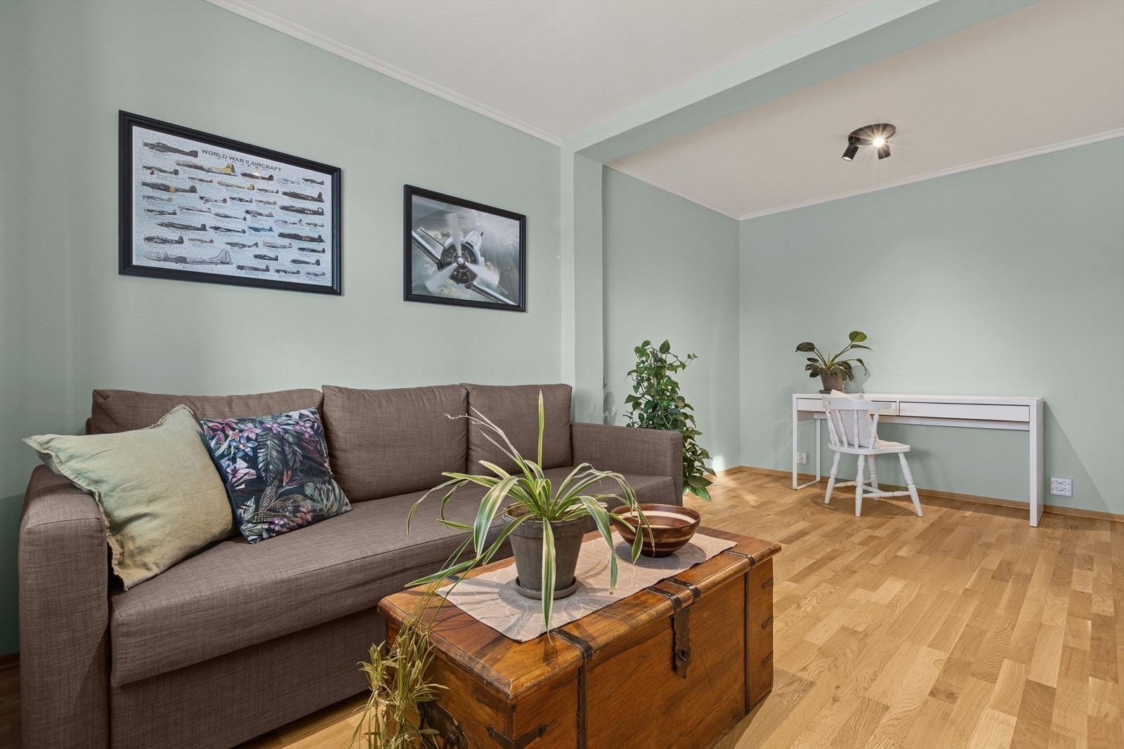 Rommet har varme i gulv og ble gjort om fra garasje til soverom/TV-stue i 2021. Galleribilde