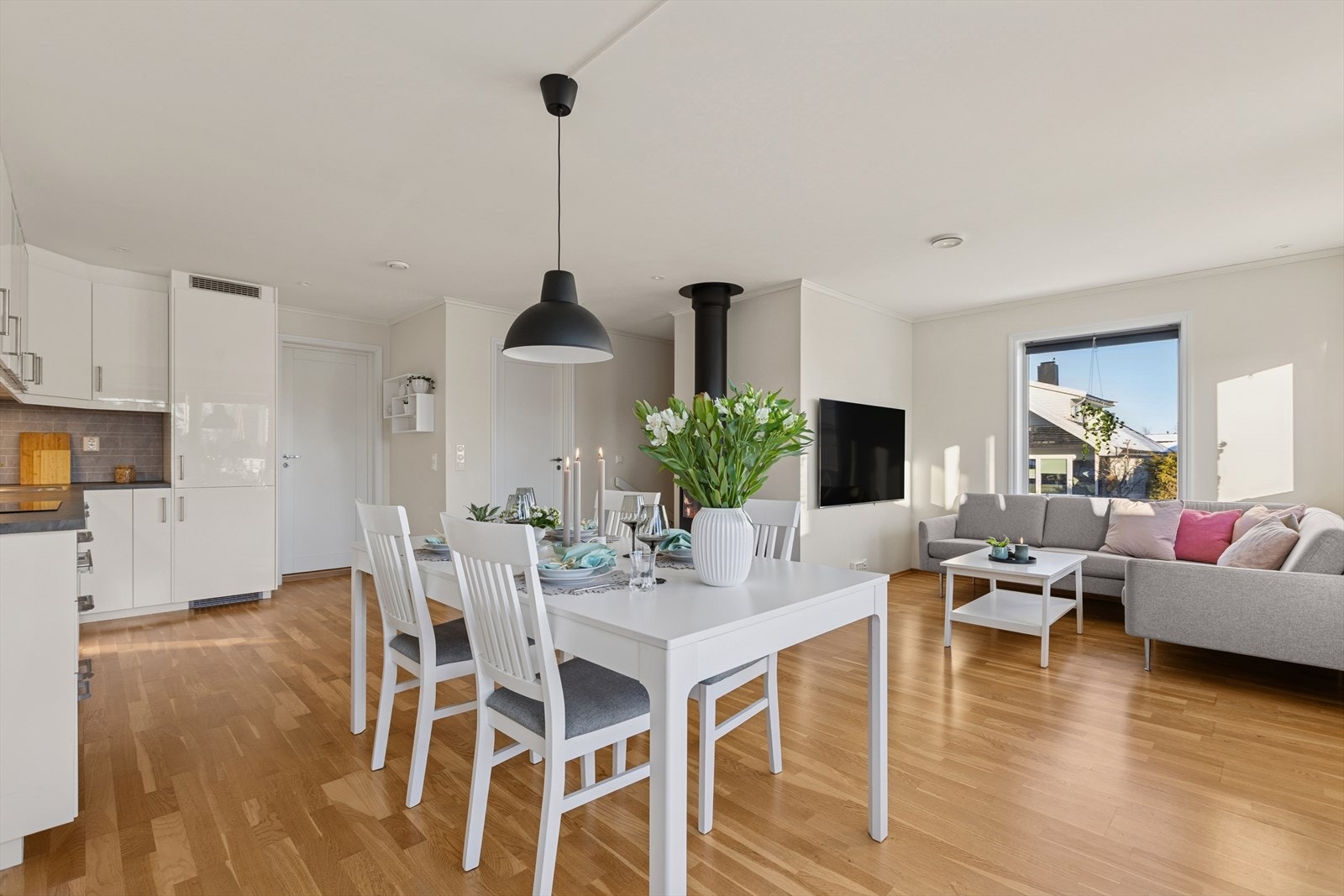 Oppholdsrommet ligger i andre etasje, noe som gir behagelig utsyn og svært begrenset innsyn. Galleribilde