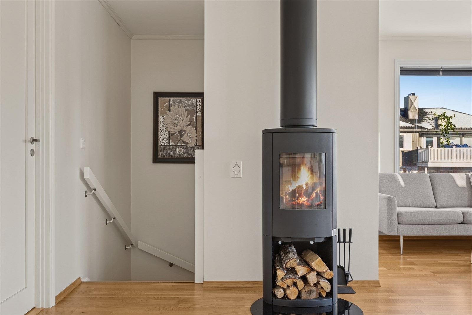 En sentralt plassert vedovn bidrar til kveldskos og varme på de kjøligste vinterdagene. Galleribilde