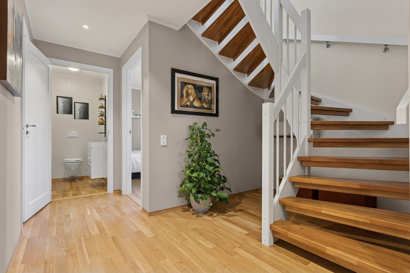 Videre har du en romslig gang på 10,6 m² med ekstra oppbevaring og varmepumpe under trappa. Galleribilde