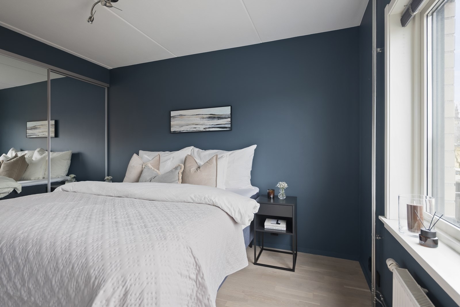 Soverommet er av spesielt god størrelse med plass til både dobbeltseng og nattbord. Galleribilde