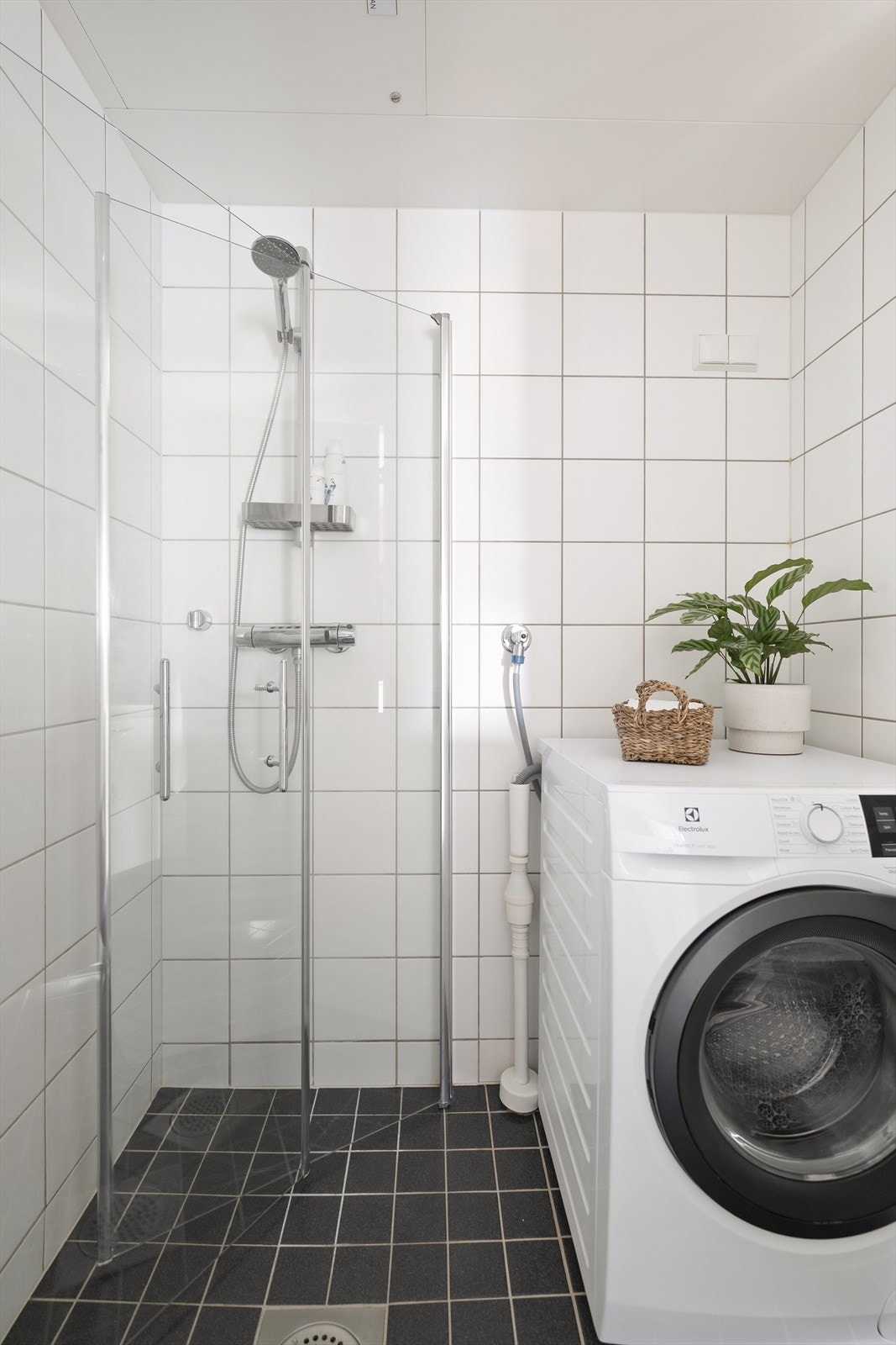 Badet er fra byggeår, med fliser på både gulv og vegger, elektrisk gulvvarme og opplegg for vaskemaskin. Galleribilde