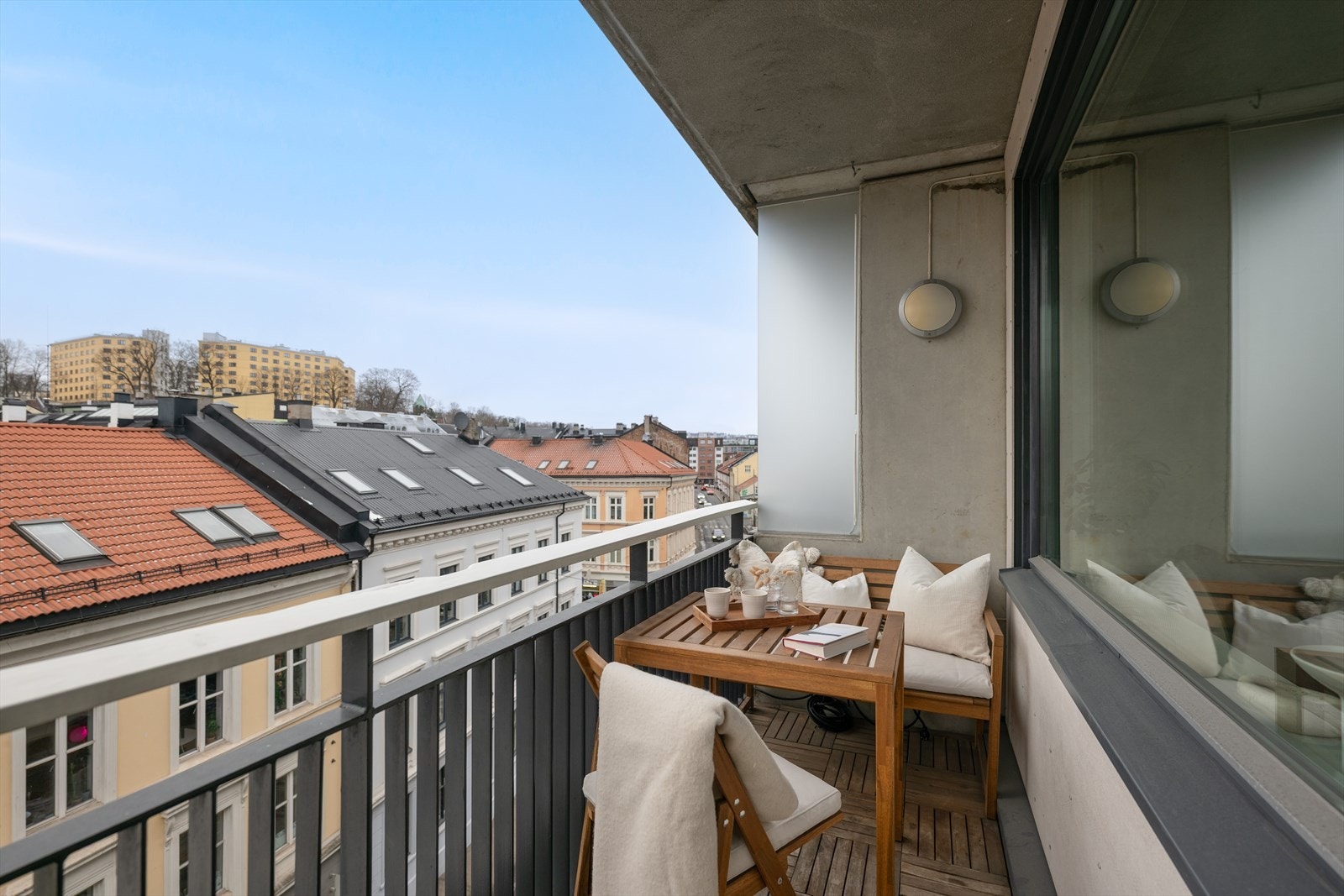 Det er god plass til både bord og sittegruppe, like egnet for morgenstund som for kveldskos. Galleribilde