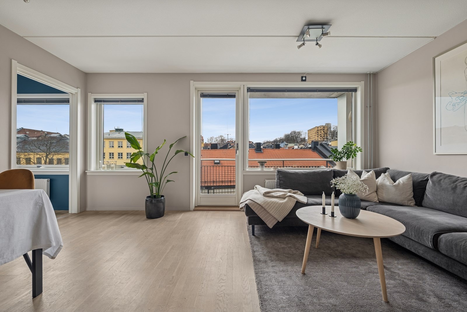 Fra stuen er det adgang til boligens Nordvest-vendte balkong! Galleribilde