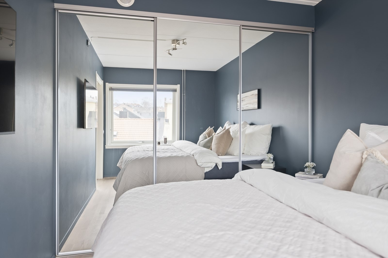 Skyvedørsgarderoben gir godt med rom for oppbevaring. Galleribilde