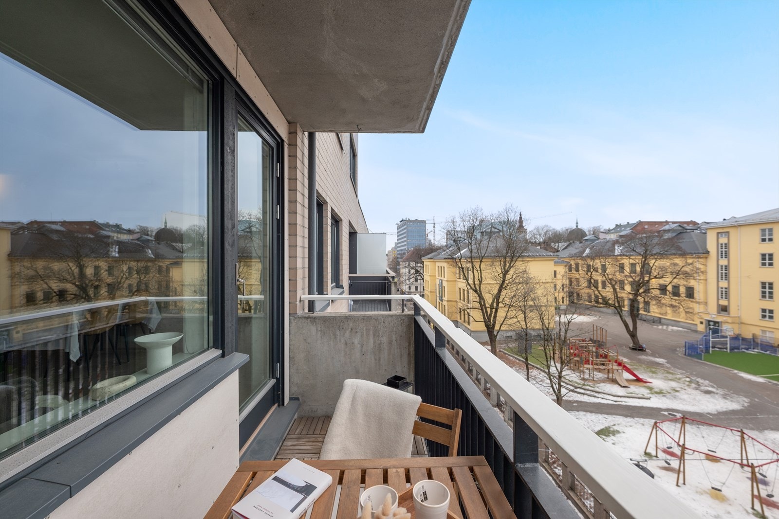 Balkongen får gode lys- og solforhold gjennom dagen, med et åpent og trivelig utsyn over rolige omgivelser. Galleribilde