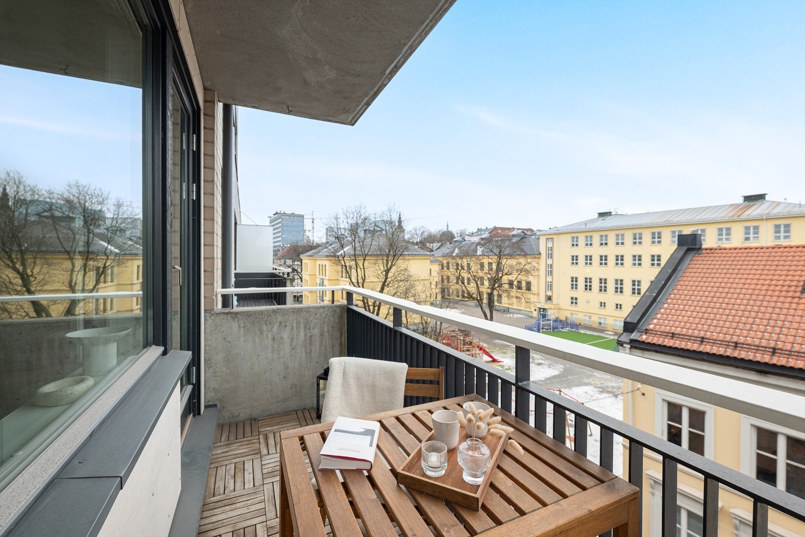 Balkongen er på 4 m² og ligger høyt i 5. etasje, noe som gir både godt med lys og svært lite innsyn. Galleribilde