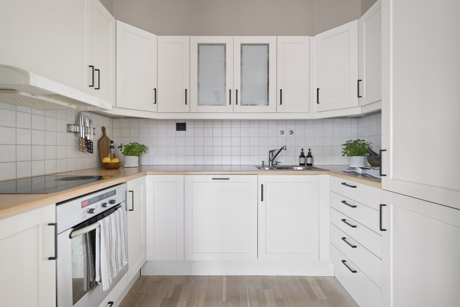 Norema kjøkken i pen stil, med rikelig med skap og benkeplass. Galleribilde