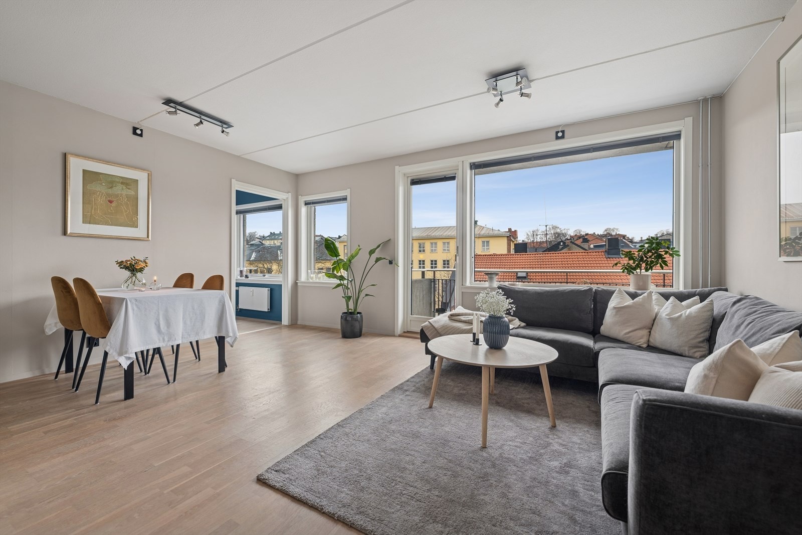 Bygget er fra 2004 og byr på moderne løsninger og en stor felles takterrasse! Galleribilde