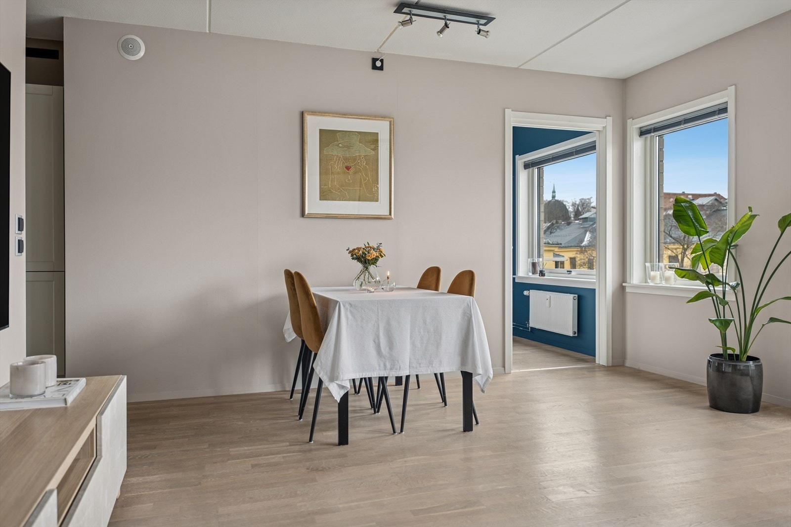 Veggene i stuen ble malt i 2022. Galleribilde