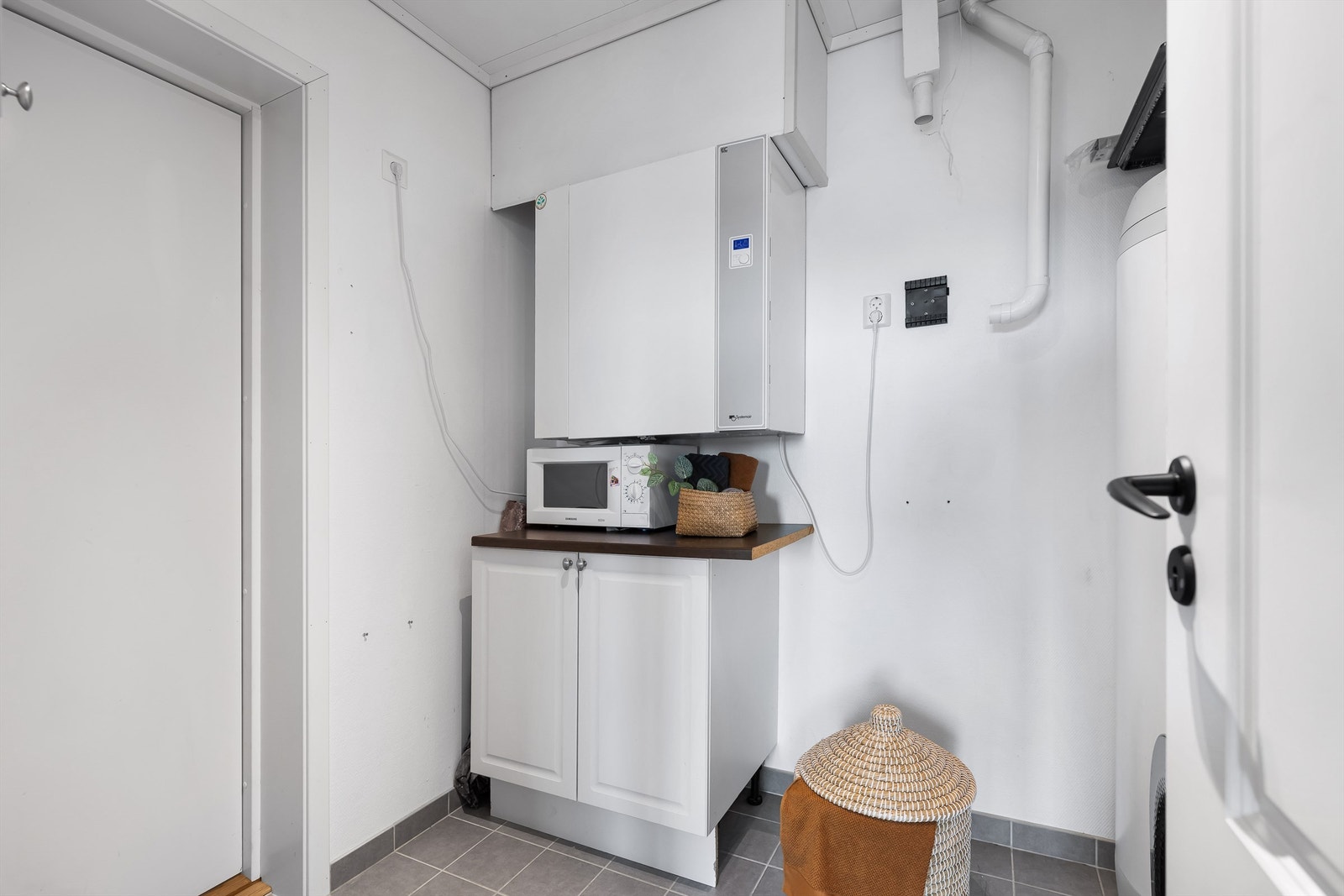 Eiendommen har balansert ventilasjonsanlegg med varmegjenvinning og aggregatet står på vaskerommet Galleribilde