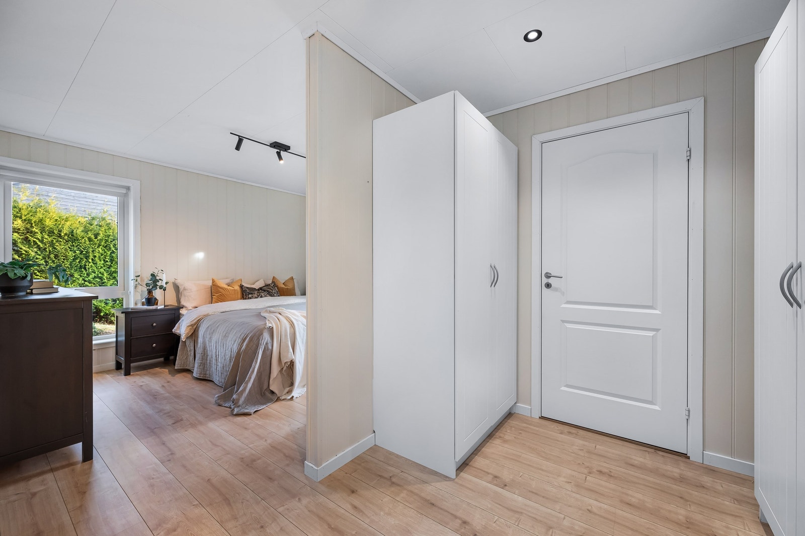 Gode oppbevaringsmuligheter både på soverommet og i boden innenfor som er på 5,6 kvm Galleribilde