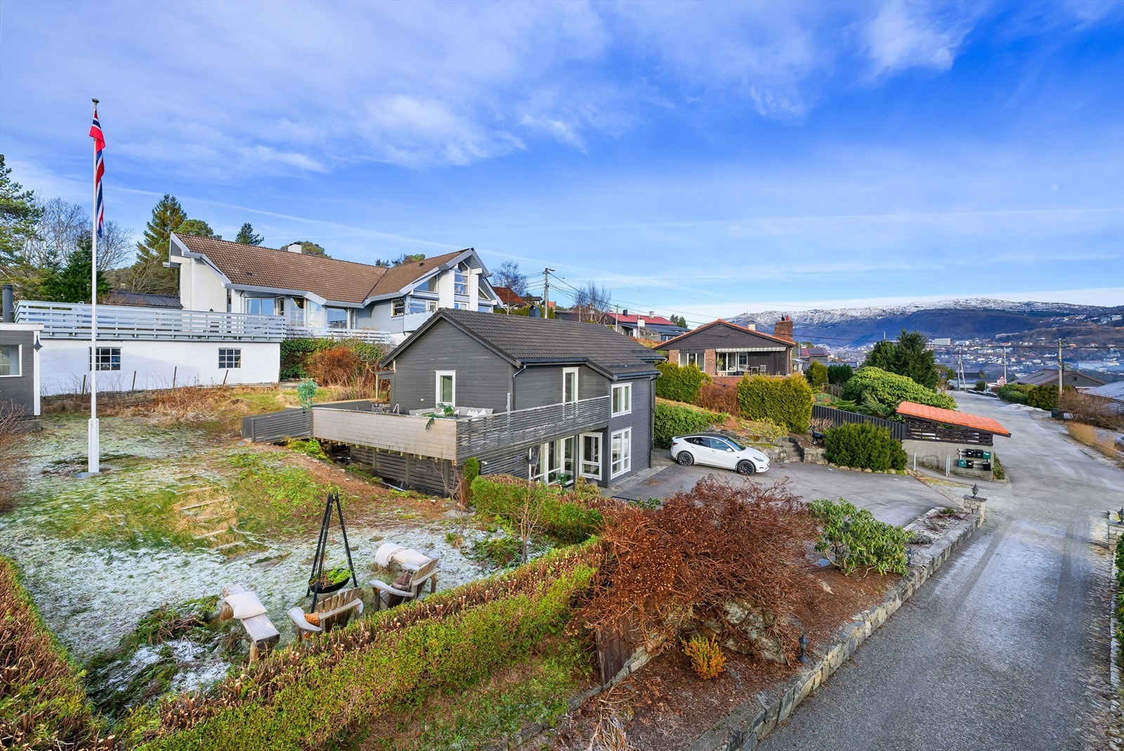 Boligen har en svært praktisk beliggenhet med ca. 10 minutters kjøretid til Bergen sentrum, eller tilsvarende tid til Sandsli og Kokstad i motsatt retning Galleribilde