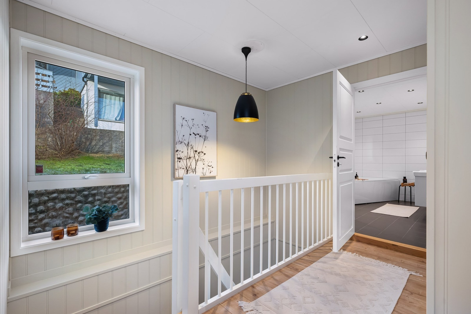 Boligens 2. etasje inneholder romslig gang, 4 soverom med fleksible bruksområder, stort bad og gode oppbevaringsløsninger Galleribilde