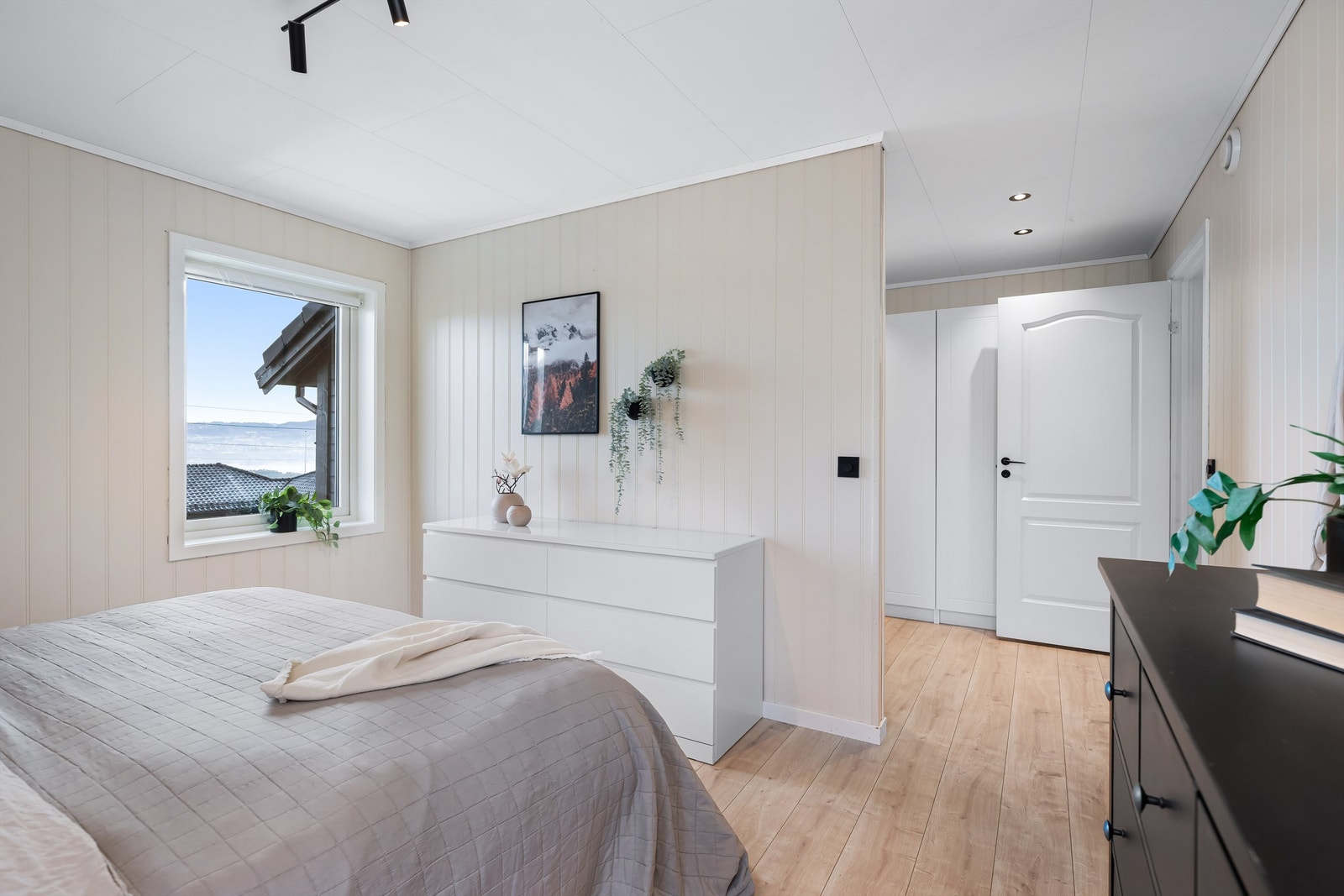 Åpen løsning til mellomgang med garderobeløsning Galleribilde