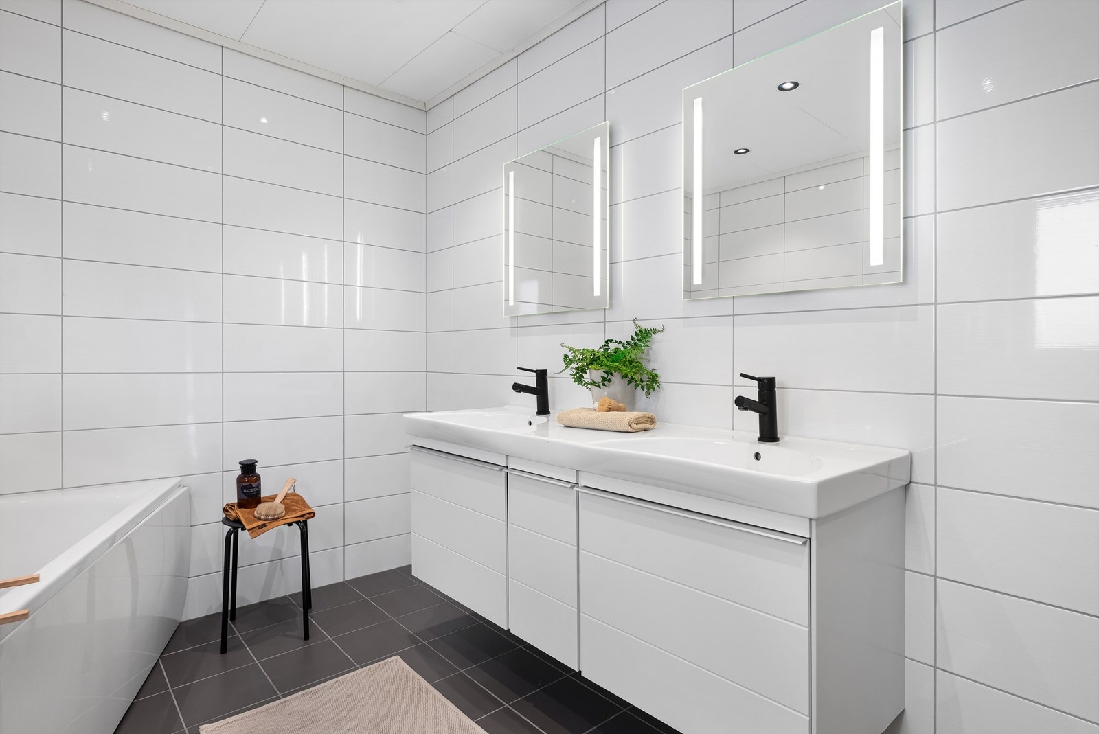 Praktisk dobbelvask med skapseksjon Galleribilde