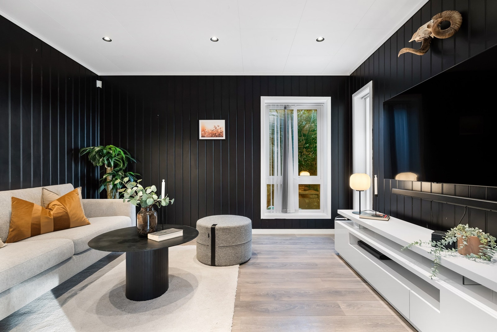 Tv-stuen i 1. etasje er et ideelt rom for ungdommene i huset. Alternativt kan rommet brukes til soverom, noe som gir mulighet for livsløpsstandard med alle hovedfunksjoner på ett plan. Galleribilde