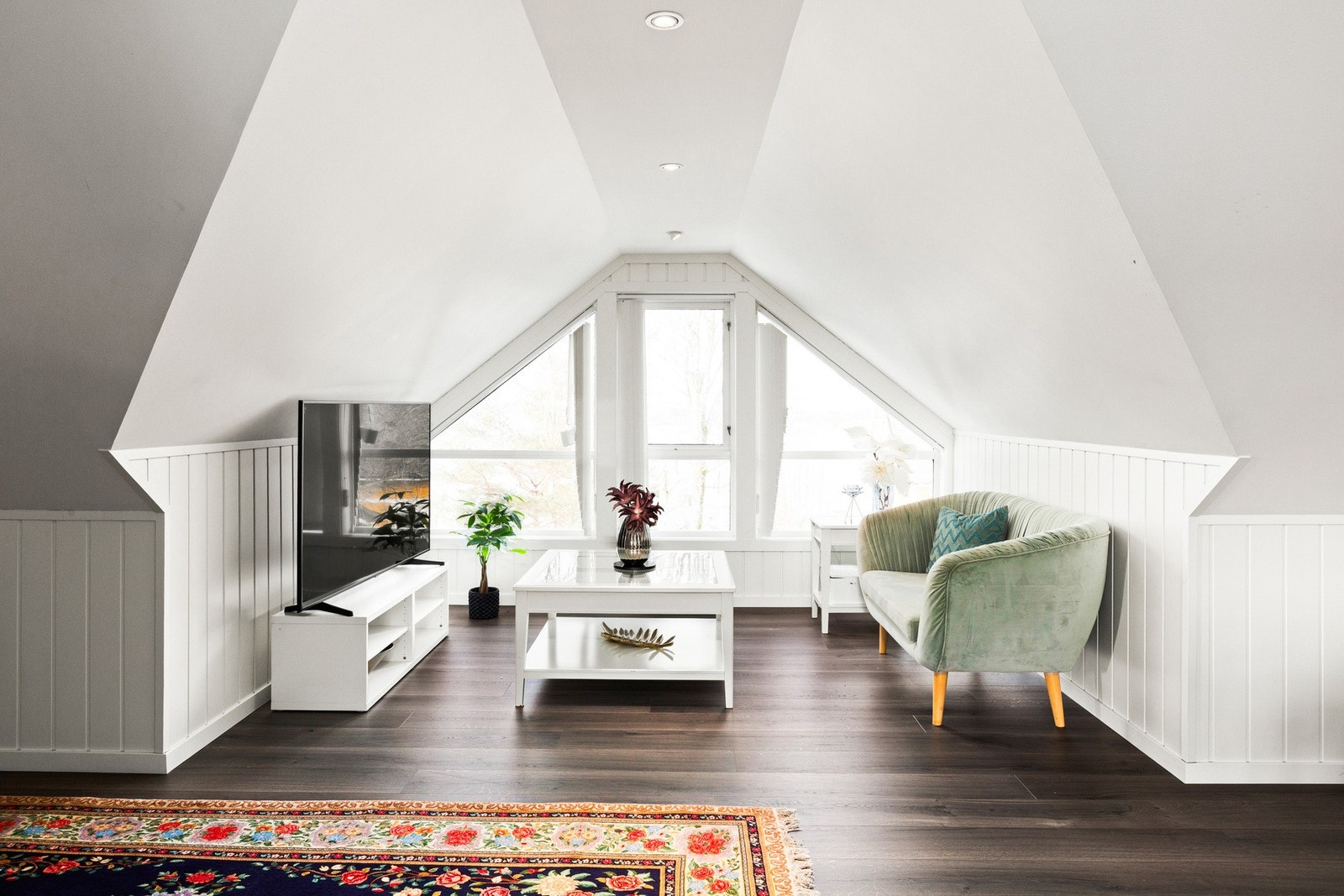 I 2. etasje får du en egen sone med soverom, stue og bad - praktisk som ungdomsavdeling, gjestedel eller en mer skjermet privatdel, avhengig av behov. Galleribilde