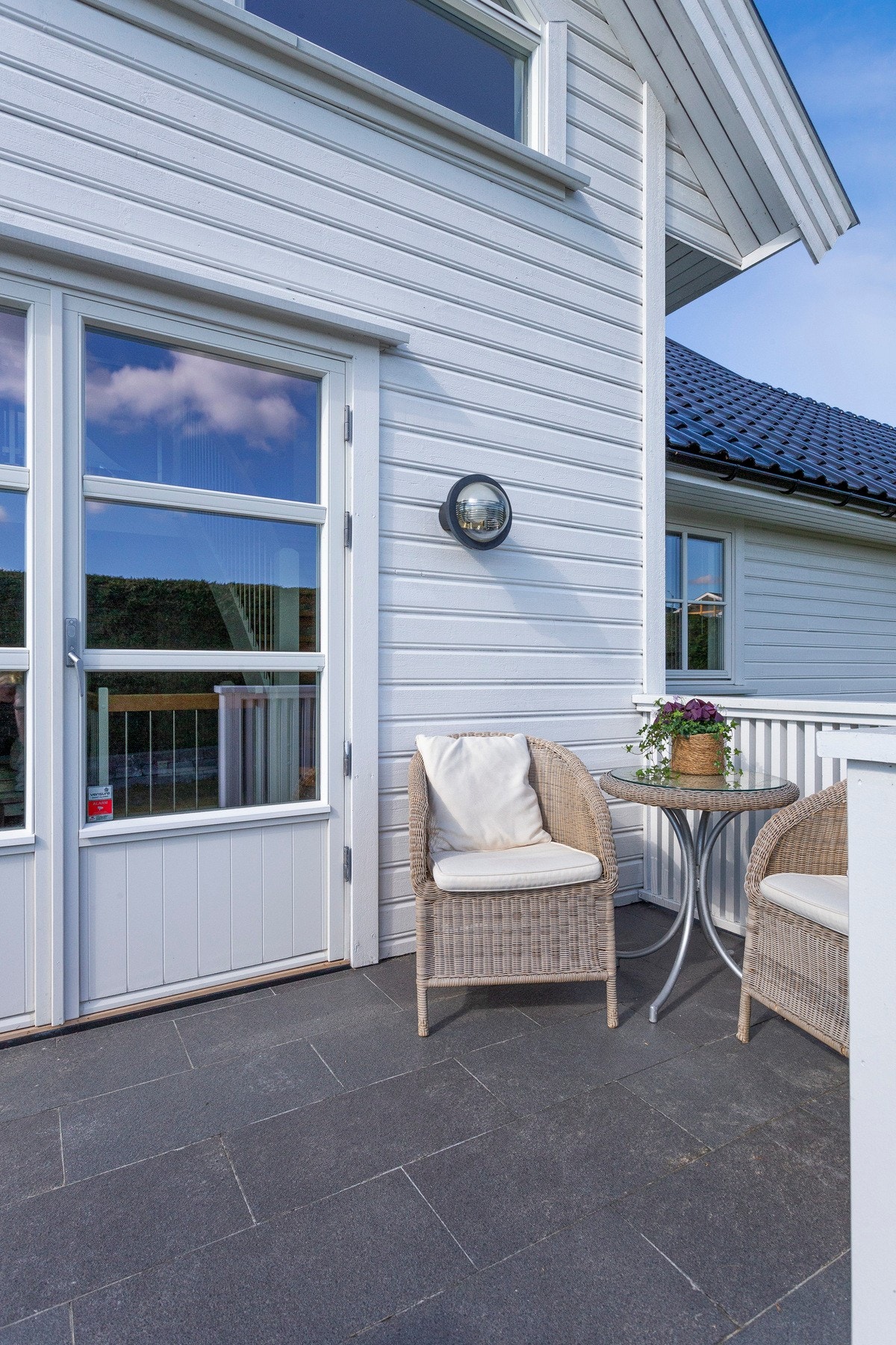 Det er også en flislagt terrasse på ca 7,5 kvm ved 1. etasje. Galleribilde