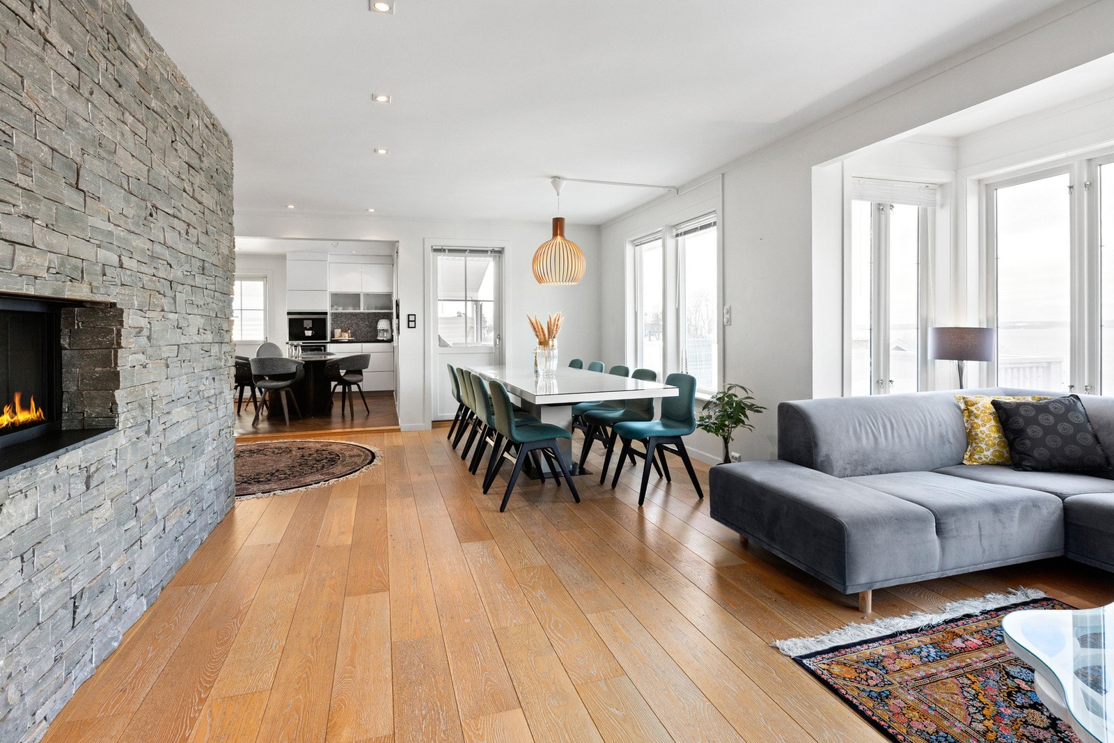 De mange vindusflatene ivaretar den nydelige utsikten mot fjorden, og gir godt med naturlig lys inn i rommet. Galleribilde